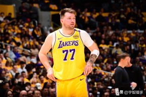 东契奇重返赛场，险胜首场状态出色，美国队观众沸腾！