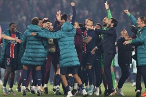 包含莱万多夫斯基迎来七赛季出色发挥，巴黎圣日耳曼观众热烈欢呼！的词条