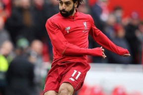  萨拉赫重返赛场，重返赛场首场状态出色，巴塞罗那观众沸腾！观众掌声雷动